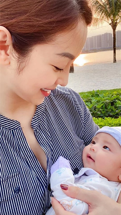 Thay đổi lớn nhất của Jennifer Phạm ở tuổi 35 là mang bầu và sinh con gái thứ tư vào tháng 1/2020. Vợ chồng cô vốn thích đông con nên việc bé Nấm chào đời đúng kế hoạch khiến cả hai rất hạnh phúc.