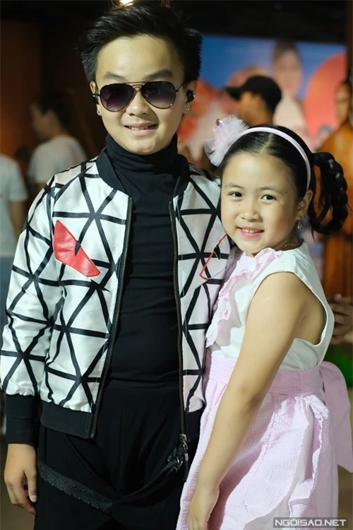 Hai diễn viên nhí Hữu Khang và Ngân Chi đến dự ra mắt phim của NSND Hồng Vân.