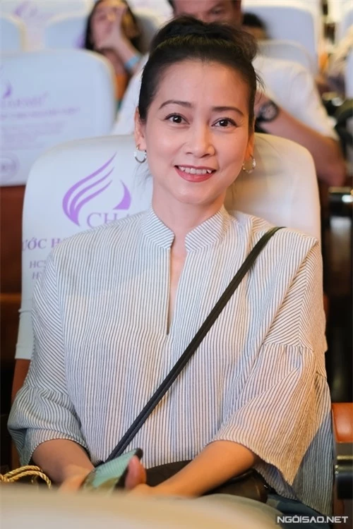 Nghệ sĩ Tuyết Thu có mặt ủng hộ đàn chị.