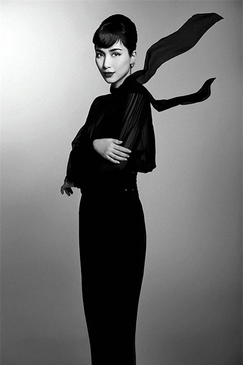 Trong tấm ảnh đen trắng, cô lột tả thần thái của minh tinh nổi tiếng Hollywood thập niên 1960.