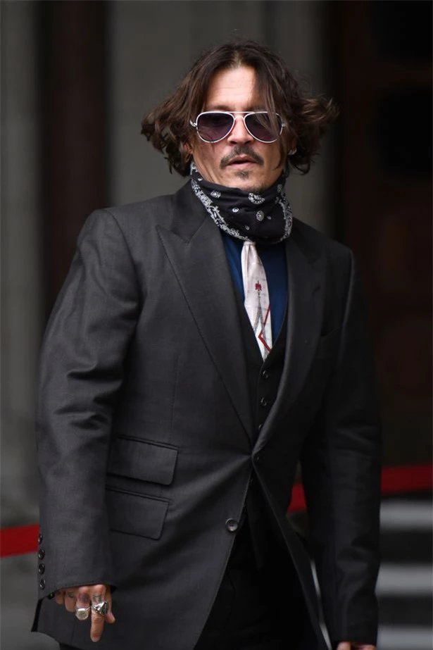 Johnny Depp phủ nhận cáo buộc bạo hành vợ cũ 14 lần - Ảnh 1.