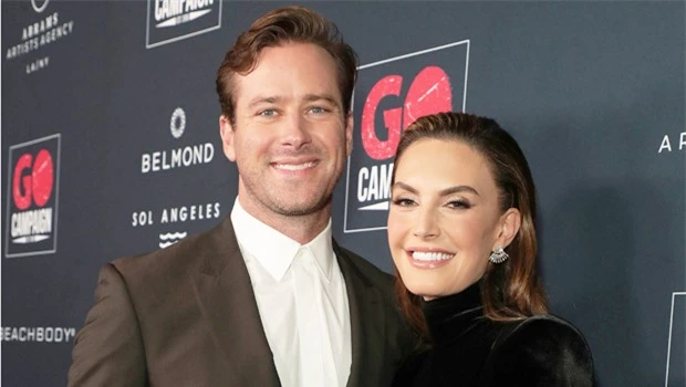 Armie Hammer chia tay người vợ hơn 4 tuổi Elizabeth Chambers.