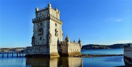 10 tòa lâu đài mang vẻ đẹp cổ tích vượt thời gian nổi tiếng khắp thế giới - 1