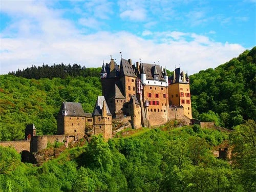 10 tòa lâu đài mang vẻ đẹp cổ tích vượt thời gian nổi tiếng khắp thế giới - 4