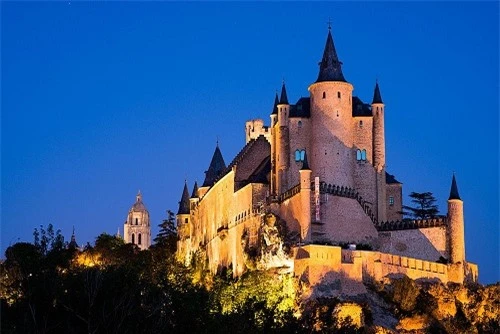 10 tòa lâu đài mang vẻ đẹp cổ tích vượt thời gian nổi tiếng khắp thế giới - 6