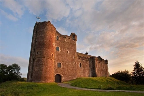 10 tòa lâu đài mang vẻ đẹp cổ tích vượt thời gian nổi tiếng khắp thế giới - 8