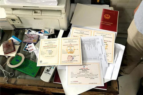 Phá đường dây làm giả hộ khẩu, bằng đại học ở TP.HCM