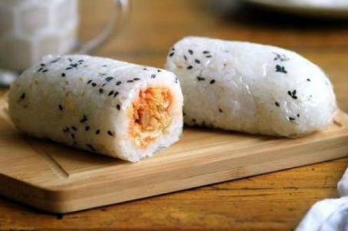 Không biết ăn sáng gì, làm cơm nắm đủ vị ăn ở nhà cũng ngon, mang đi làm cũng tiện