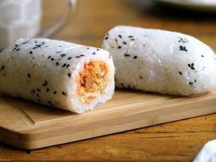 Không biết ăn sáng gì, làm cơm nắm đủ vị ăn ở nhà cũng ngon, mang đi làm cũng tiện