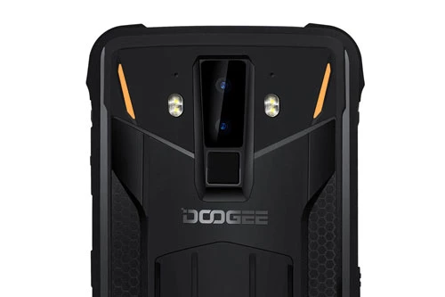 Doogee S90C có hai camera sau độ phân giải 16 MP, khẩu độ f/2.0 và cảm biến phụ 8 MP. Máy có thể chụp ảnh, quay video dưới nước, trang bị 4 đèn flash LED, khả năng ghi hình Full HD. 