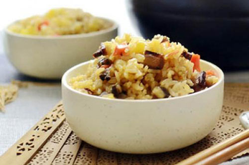 Đổ nguyên liệu cùng gạo vào nồi cơm điện, nửa tiếng sau cả nhà lại được món ngon