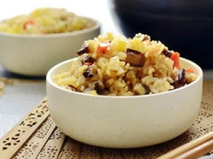 Đổ nguyên liệu cùng gạo vào nồi cơm điện, nửa tiếng sau cả nhà lại được món ngon