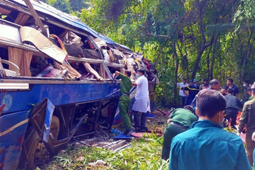 Ảnh: Hiện trường kinh hoàng vụ xe khách lao xuống vực tại Kon Tum