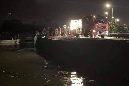 Quảng Ninh: Ô tô lao xuống biển, 4 người nguy kịch