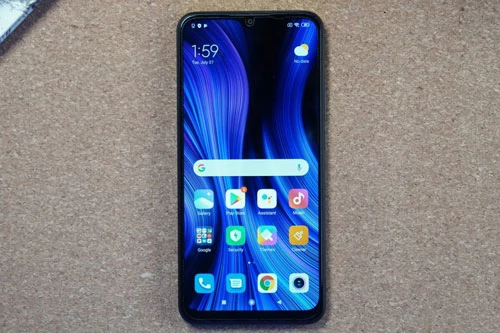 Redmi 9 được trang bị tấm nền màn hình IPS LCD kích thước 6,53 inch, độ phân giải Full HD Plus (2.340x1.080 pixel), mật độ điểm ảnh 395 ppi. Màn hình này được chia theo tỷ lệ 19,5:9, chiếm 89,83% diện tích mặt trước, bảo vệ bởi kính cường lực Corning Gorilla Glass 3, độ sáng tối đa 400 nit.