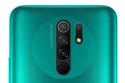 Bốn camera sau của Xiaomi Redmi 9 gồm cảm biến chính 13 MP, khẩu độ f/2.2 cho khả năng lấy nét theo pha. Ống kính thứ hai 8 MP, f/2.2 với góc rộng 118 độ. Cảm biến macro 5 MP, f/2.4 và ống kính chiều sâu 2 MP, f/2.4. 