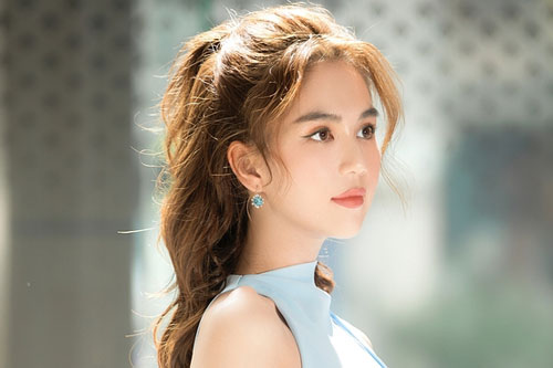 Ngọc Trinh đổi style kín đáo