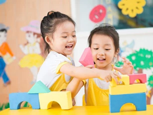 5 kiểu yêu thương của cha mẹ vô tình biến con thành người nhút nhát, lười biếng