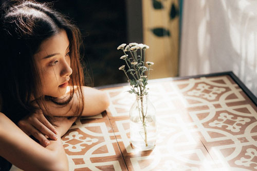 Luôn nghĩ chị dâu thương em chồng, tôi sốc khi vô tình nghe được lời chị dặn con gái