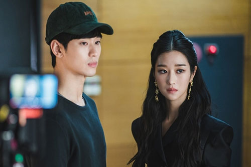 Ẩn ý trong phục trang 'Điên thì có sao'