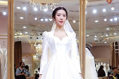 Thúy Vân thử 3 mẫu váy cưới giá 200 triệu đồng