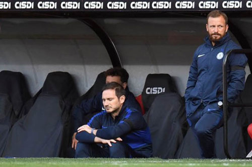 Chelsea "tự bắn vào chân" trong cuộc đua top 4