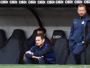 Chelsea "tự bắn vào chân" trong cuộc đua top 4