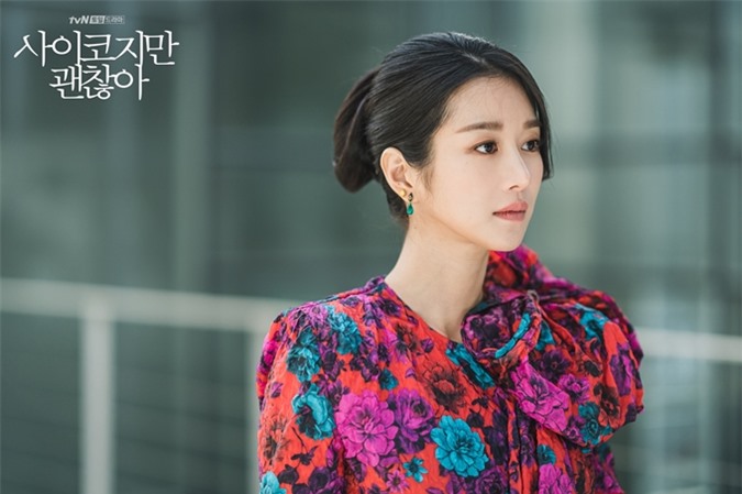 Sắm vai nhà văn Ko Moon Young mắc chứng rối loạn nhân cách chống đối xã hội, nữ chính Seo Ye Ji luôn xuất hiện với kiểu tóc phức tạp, bộ cánh sang chảnh, phụ kiện và trang sắc bắt mắt.