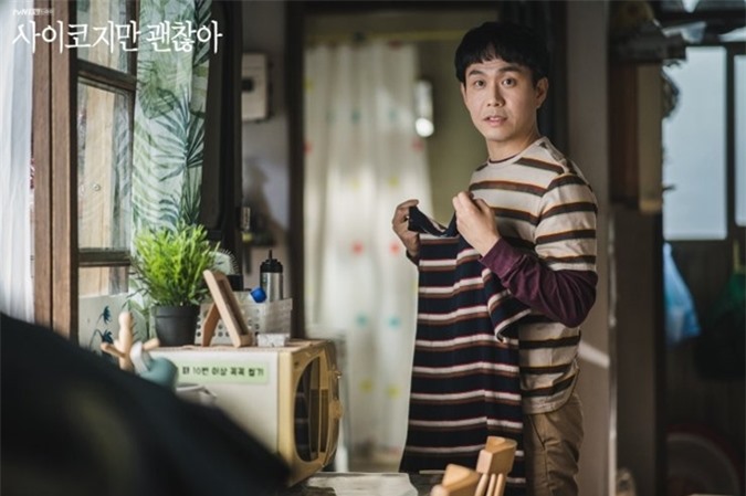 Người anh thiểu năng Sang Tae (Oh Jung Se đóng) chỉ mặc lặp đi lặp lại áo kẻ ngang. Jo Sang Gyeong lý giải hình ảnh này gợi đến sự khác thường về tâm lý.