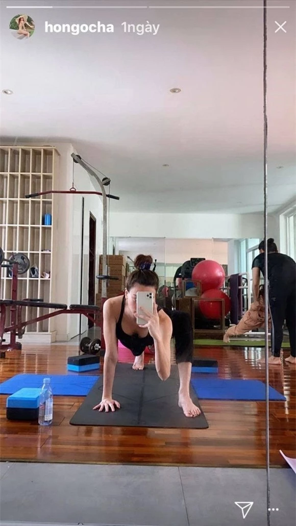 Hiếm ai đang mang thai mà lại có thể làm được động tác yoga khó nhằn như Hà Hồ.