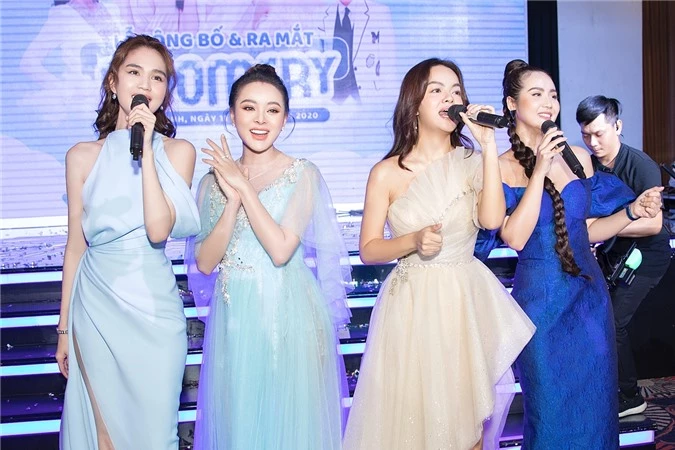Vốn mê ca hát, Ngọc Trinh nhiệt tình lên sân khấu góp vui một tiết mục cùng Phạm Quỳnh Anh và các khách mời khác.