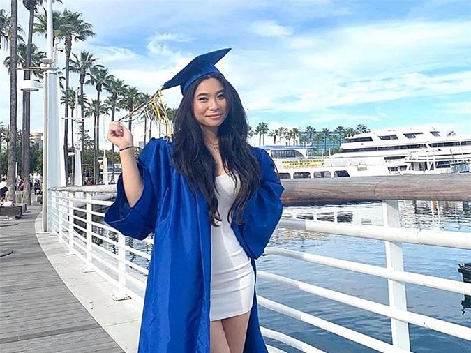 Cô đã tốt nghiệp trung học vào giữa tháng 6/2020. Theo Lý Hương, con gái của cô sống tình cảm, chăm chỉ học tập và rất bản lĩnh.