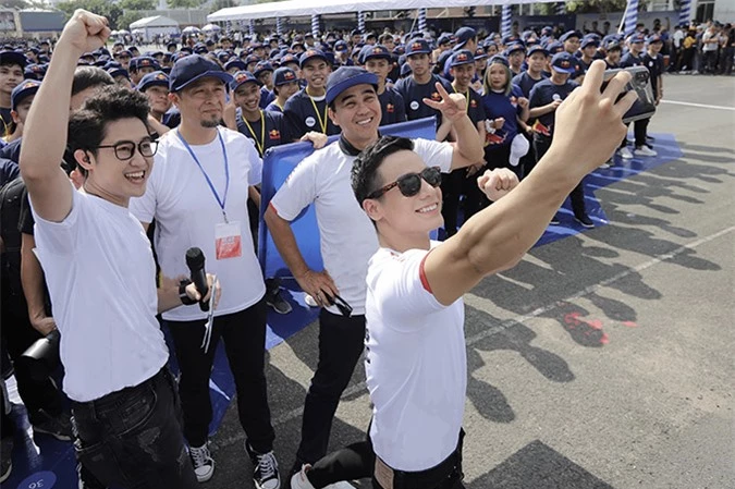 Các nghệ sĩ thích thú selfie cùng các bạn trẻ tại Nhà thi đấu Phú Thọ.