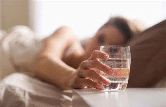 7 loại nước uống ngay khi vừa ngủ dậy còn hại hơn uống thuốc độc, dừng ngay kẻo muộn - Ảnh 1.