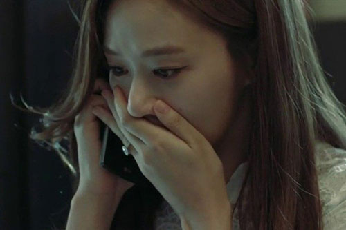 Đến nhà bạn thân ngủ lại, nửa đêm tôi giật mình khi thấy cô ấy đứng lặng lẽ trước tấm gương vỡ rồi hỏi một câu "lạ"