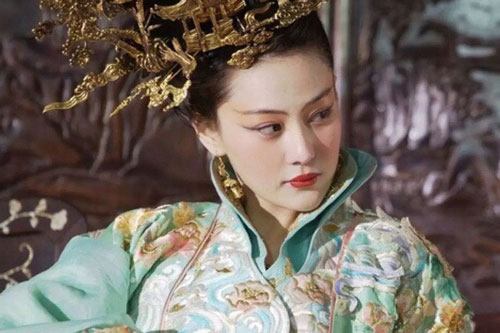 Vì đặc điểm hiếm có trên cơ thể, vị Quý phi khiến Hoàng đế ham mê chiều chuộng tới mức "khom lưng cúi đầu", làm những điều vô tiền khoáng hậu trong lịch sử