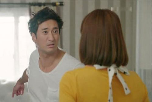 Nhìn thấy bát mì tôm đặt trên bàn tôi đã nổi khùng lên rồi cầm ném xuống đất, vợ lập tức đưa giấy ly hôn khiến tôi hốt hoảng cầu xin tha thứ