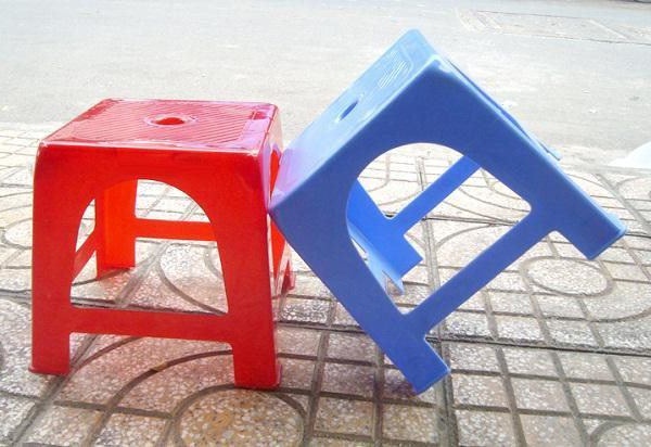 Con hỏi khó "vì sao trên mặt ghế nhựa có lỗ tròn", mẹ đáp khéo khiến ai cũng nể