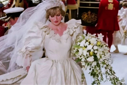 Vì sao cô dâu hoàng gia Anh thường có 2 bó hoa giống nhau trong ngày cưới?