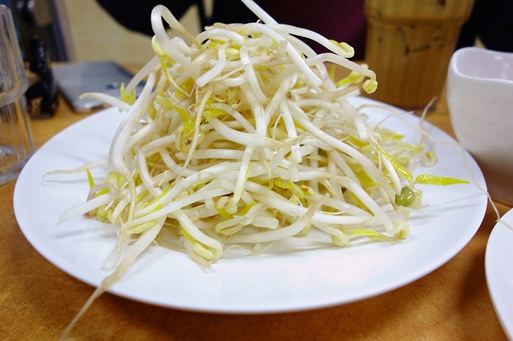 Tranh cãi nên ăn giá đỗ sống hay chín? Câu trả lời khiến nhiều người 'ngã ngửa'