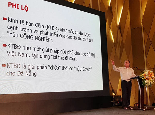 PGS.TS Trần Đình Thiên phát biểu tại tọa đàm "Kích cầu du lịch Đà Nẵng: Vai trò của sản phẩm, dịch vụ giải trí đêm” (Ảnh: HC)