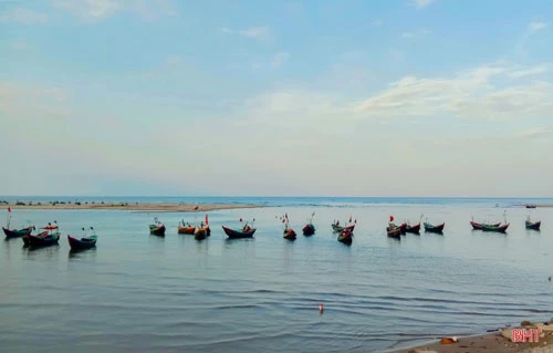 Hoàng hôn buông xuống, “vịnh” biển Thịnh Lộc đẹp như tranh vẽ, níu chân du khách khi lưu thông trên cung đường ven biển thơ mộng này.