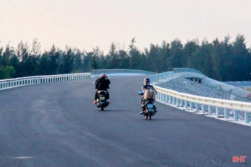 Điểm nhấn của cung đường là cầu Đại Đồng thuộc địa bàn xã Cương Gián (Nghi Xuân). Cây cầu bắc qua sông Lạch Kèn, có chiều dài 200m, chiều rộng 12m, gồm 5 nhịp.