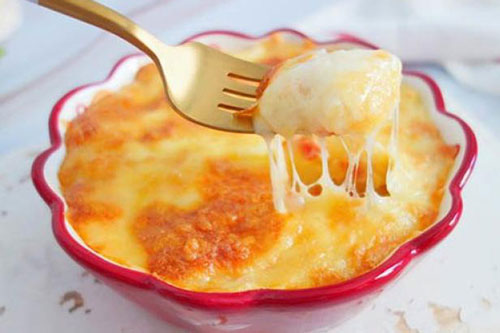 Con thèm khoai tây, mẹ làm ngay món nướng còn ngập tràn cả phô mai ai ăn cũng thích