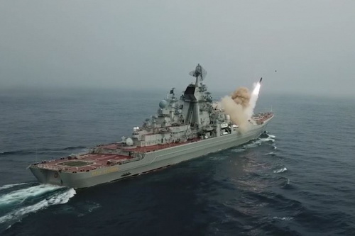 Tuần dương hạm hạt nhân hạng nặng Peter Đại đế của Hải quân Nga phóng tên lửa hành trình diệt hạm siêu âm Granit. Ảnh: RIA Novosti.