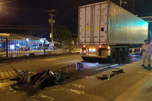 TP.HCM: Chạy tốc độ cao, tông đuôi container, 2 thanh niên thương vong