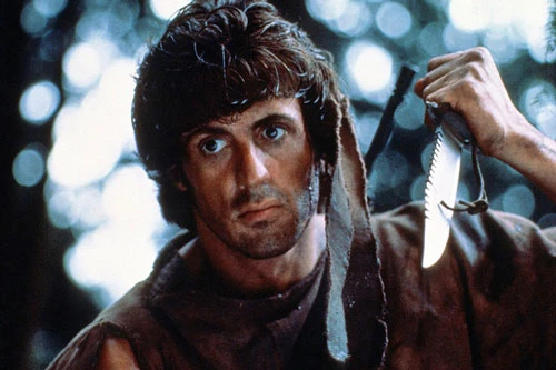 First Blood (1982): Không chỉ dừng lại ở các cảnh hành động bạo lực, First Blood còn đem lại cho khán giả cái nhìn về chân dung người lính Mỹ sau khi trở về từ chiến trường Việt Nam. Có một điều thú vị rằng John Rambo (Sylvester Stallone) đã lấy mạng của hơn 500 đối thủ suốt cả loạt phim, nhưng chỉ một trong số đó diễn ra ở phần đầu tiên. Do đó, First Blood rất khác biệt so với các tập Rambo sau này, cũng như nhiều phim hành động cùng thời, và trở nên vô cùng đáng nhớ.