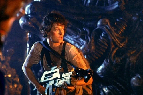 Aliens (1986): Thực hiện phần tiếp theo cho tác phẩm kinh điển Alien (1979) là nhiệm vụ không hề đơn giản. Song, James Cameron đã làm được. Trái với đồng nghiệp Ridley Scott, Cameron không chọn yếu tố kinh dị làm chủ đạo, mà biến Aliens thành như một tác phẩm hành động. Kết quả là khán giả được theo dõi một tác phẩm giật gân từ đầu tới cuối. Aliens sau đó giành hai tượng vàng Oscar cho các hạng mục kỹ thuật, và giúp Sigourney Weaver có đề cử Nữ diễn viên chính xuất sắc.