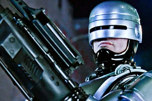 RoboCop (1987): Nhiều pha hành động bạo lực, một nhân vật có vẻ ngoài giúp các vật phẩm ăn theo bán chạy, nhưng RoboCop còn đáng nhớ hơn thế. Dưới bàn tay nhào nặn của đạo diễn Paul Verhoeven, nhiều thông điệp ẩn dụ sâu cay về văn hóa Mỹ len lỏi khắp trong phim. Đây là điều giúp RoboCop trở nên đặc biệt trong con mắt khán giả và báo chí suốt hơn 30 năm qua. Đáng tiếc thay, các phim hậu truyện sau đó không thể tiếp nối thành công ấy.