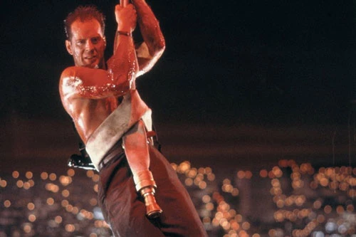 Die Hard (1988): John McClane (Bruce Willis) trông không cơ bắp như nhiều nhân vật hành động cùng thời. Nhưng sự máu lửa của chàng cảnh sát thành phố New York trong cuộc giải cứu vợ khỏi bọn khủng bố trên tòa tháp Nakatomi Plaza thì khó ai sánh bằng. Nhiều lời thoại và pha hành động trong Die Hard đã trở thành kinh điển, được các bộ phim sau này học hỏi theo. Thật tiếc khi chất lượng các phần hậu truyện của Die Hard cứ thế giảm dần, và tương lai của Die Hard 6 bị đặt dấu hỏi sau khi Disney thâu tóm Fox.